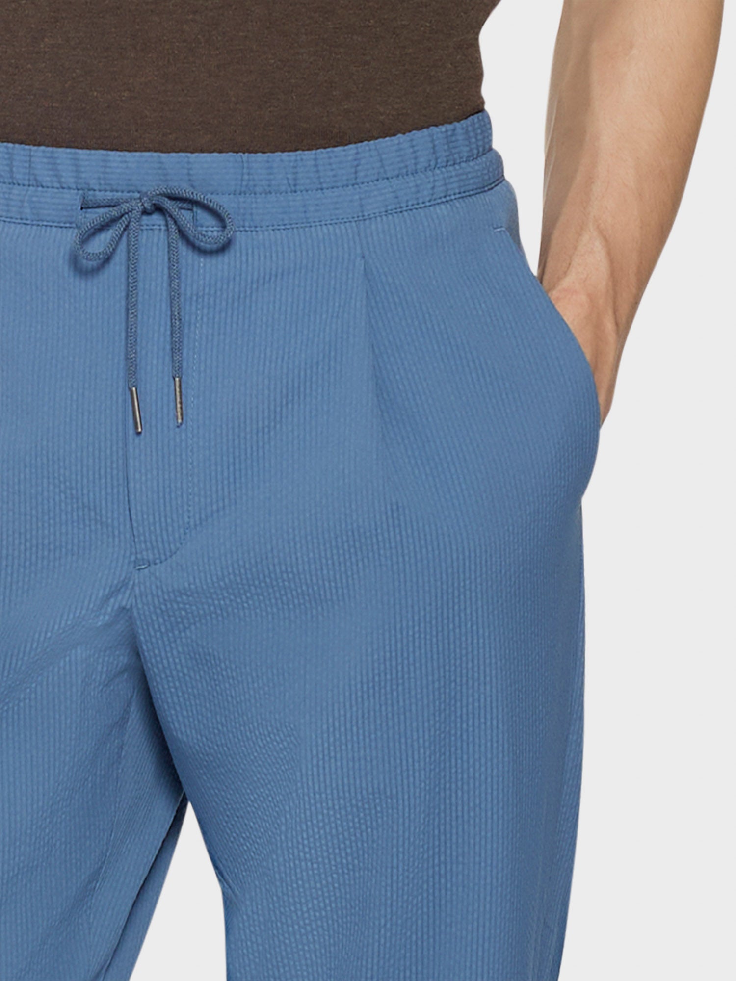 Caruso Menswear Abbigliamento Uomo Pantaloni Pantalone jogger in seersucker di cotone azzurro look 5