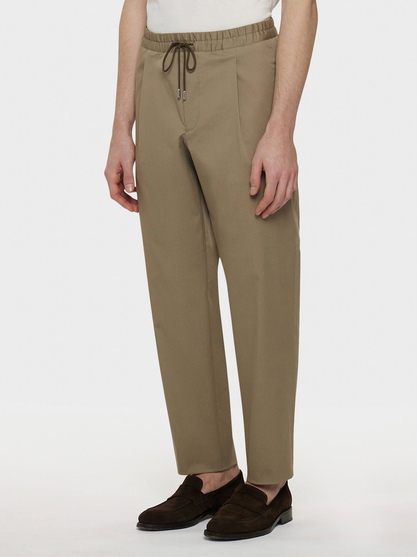 Caruso Menswear Abbigliamento Uomo Pantalone jogger in cotone beige indossato front