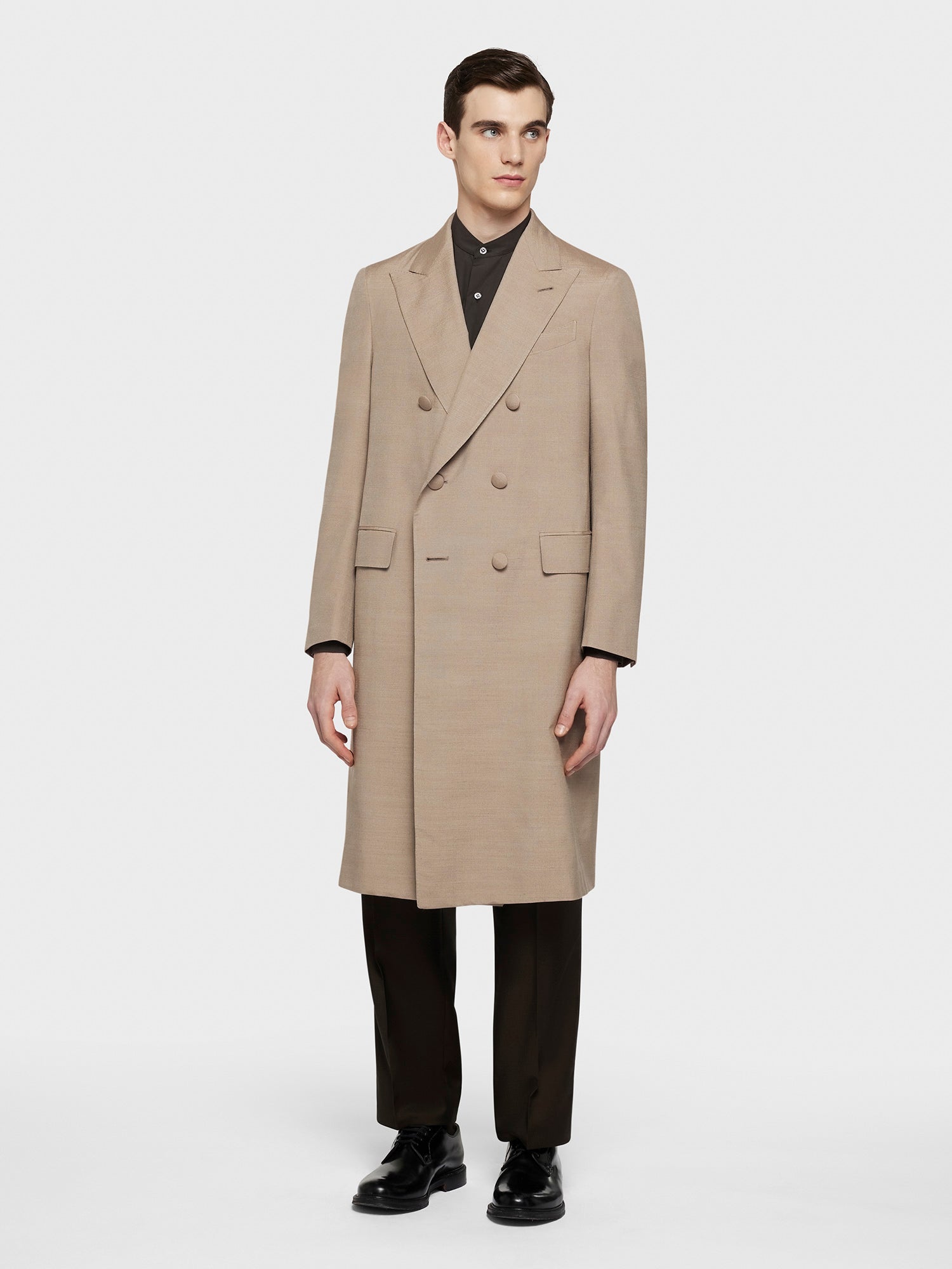 Caruso Menswear Abbigliamento Uomo Cappotto aida doppiopetto in seta beige indossato front