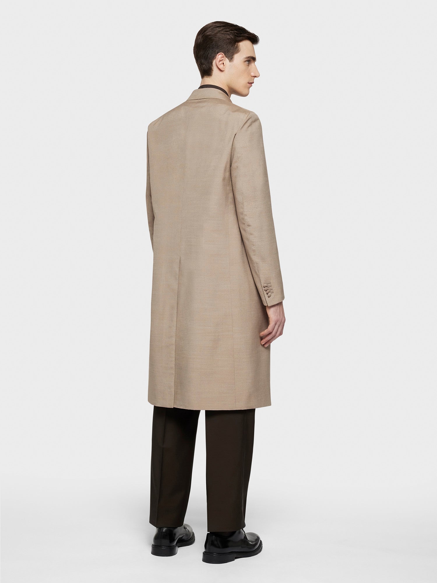 Caruso Menswear Abbigliamento Uomo Cappotto aida doppiopetto in seta beige indossato back