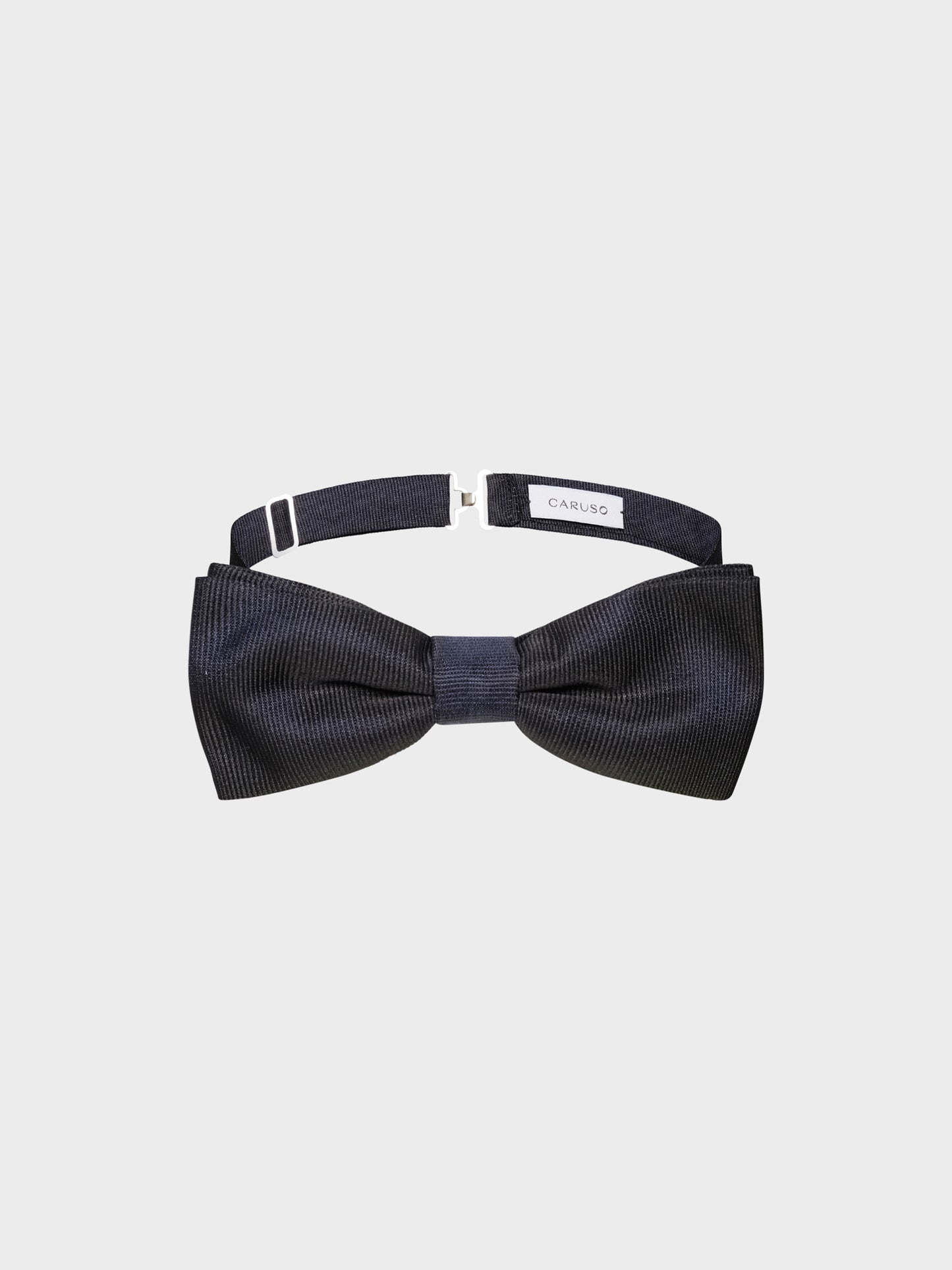 Caruso Menswear Abbigliamento Uomo Papillon Papillon annodato in seta blu look 1