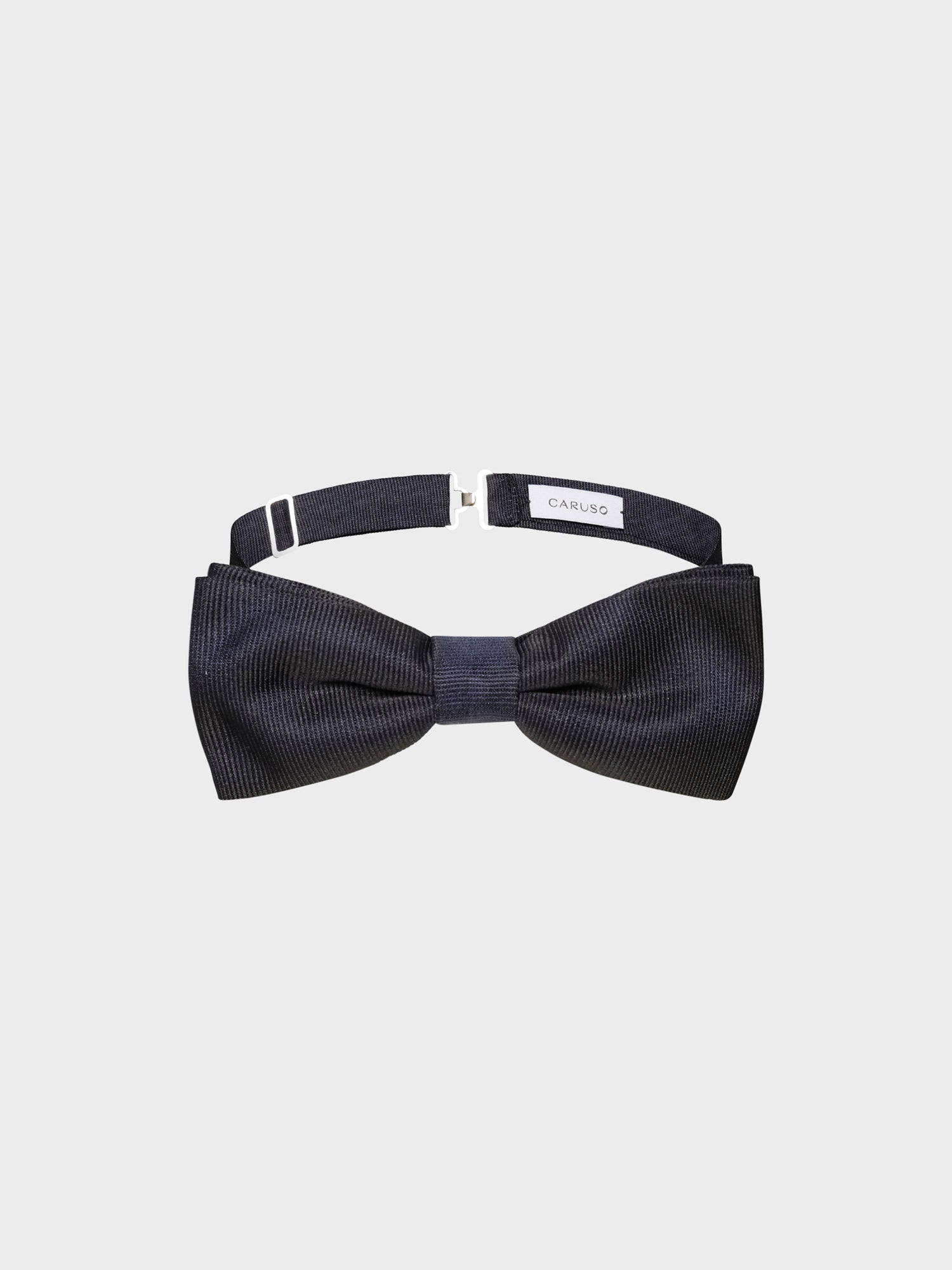 Caruso Menswear Abbigliamento Uomo Accessori Papillon annodato in raso blu navy look 1