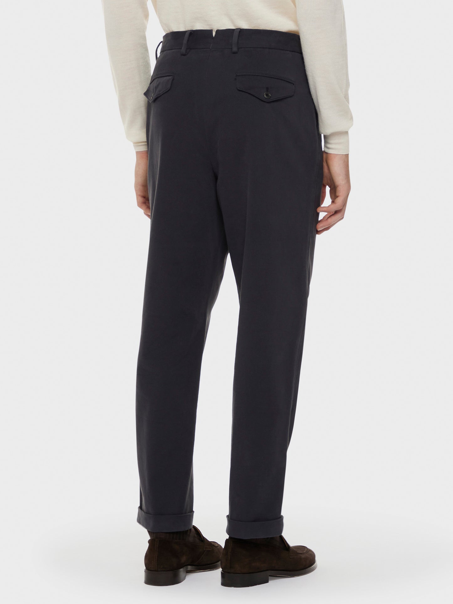 Caruso Menswear Abbigliamento Uomo Pantalone in cotone stretch blu indossato back