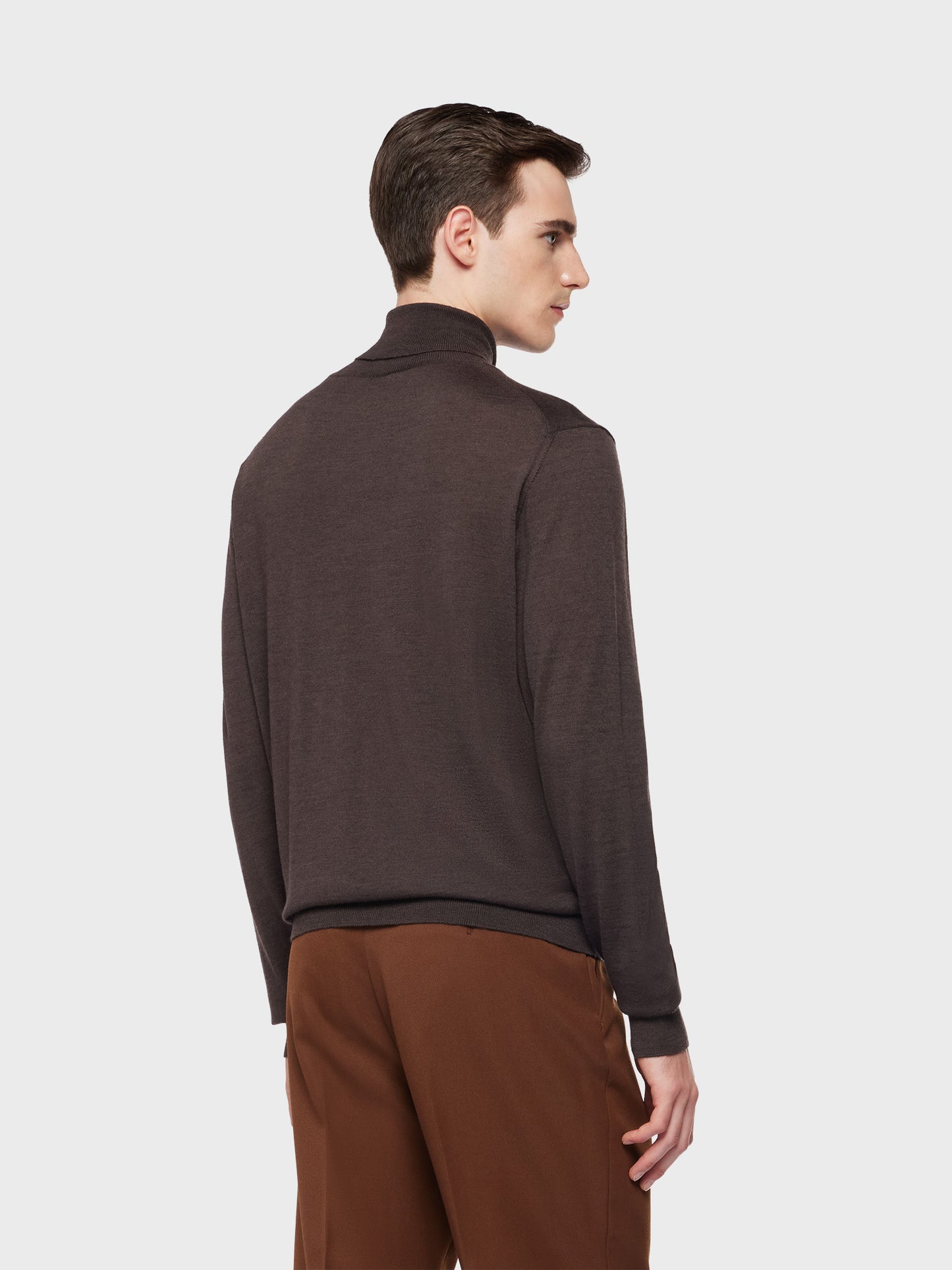 Caruso Menswear Abbigliamento Uomo Dolcevita in lana, seta e cashmere marrone indossato back
