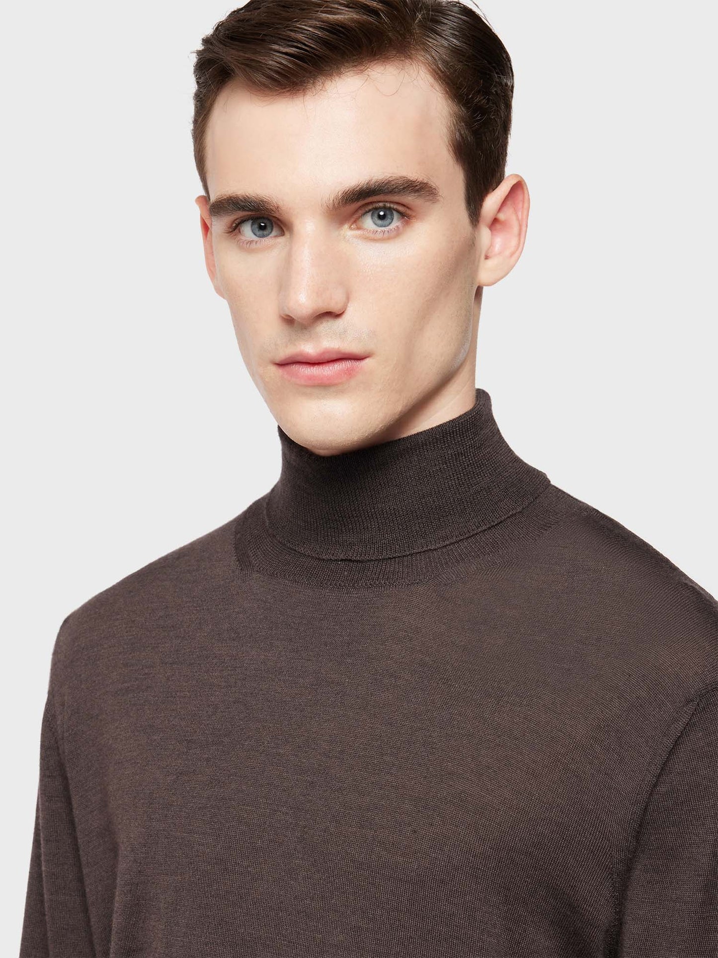 Caruso Menswear Abbigliamento Uomo Dolcevita in lana, seta e cashmere marrone dettaglio