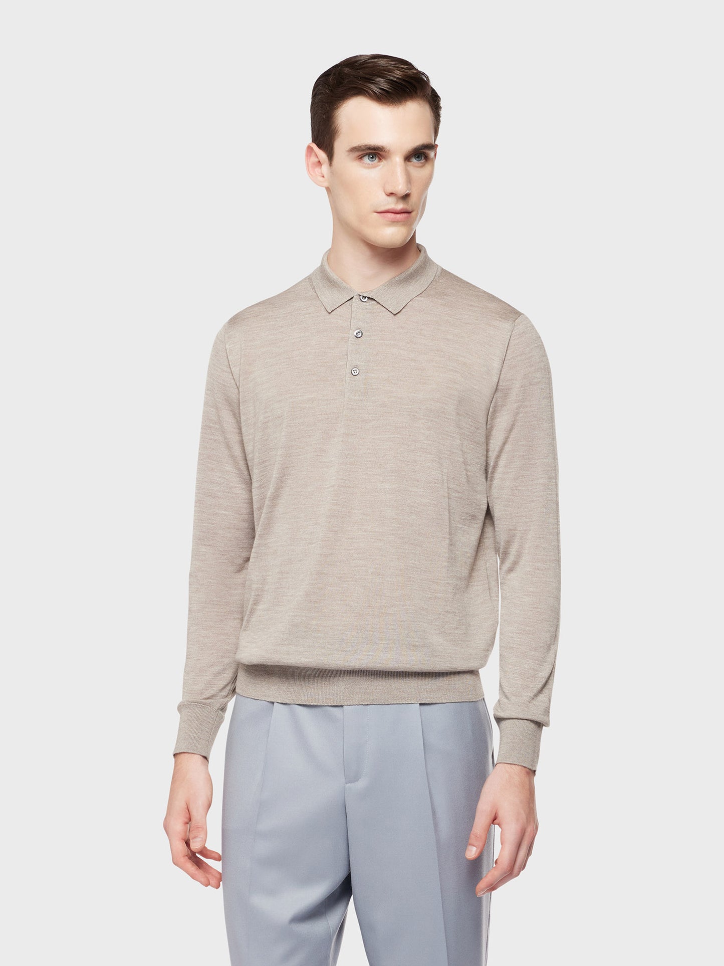 Caruso Menswear Abbigliamento Uomo Polo a maniche lunghe in lana, seta e cashmere beige indossato front