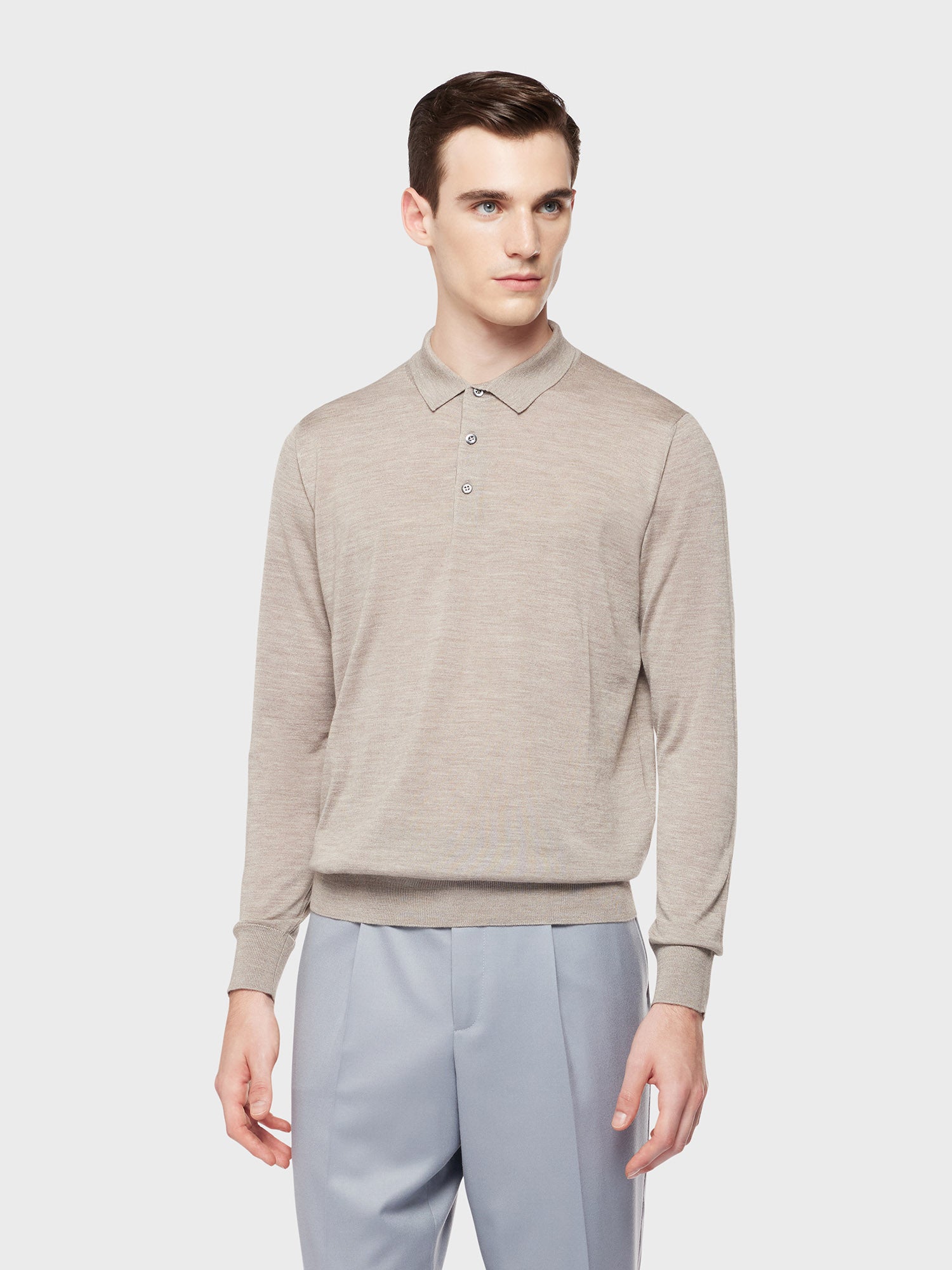 Caruso Menswear Abbigliamento Uomo Polo a maniche lunghe in lana, seta e cashmere beige indossato front