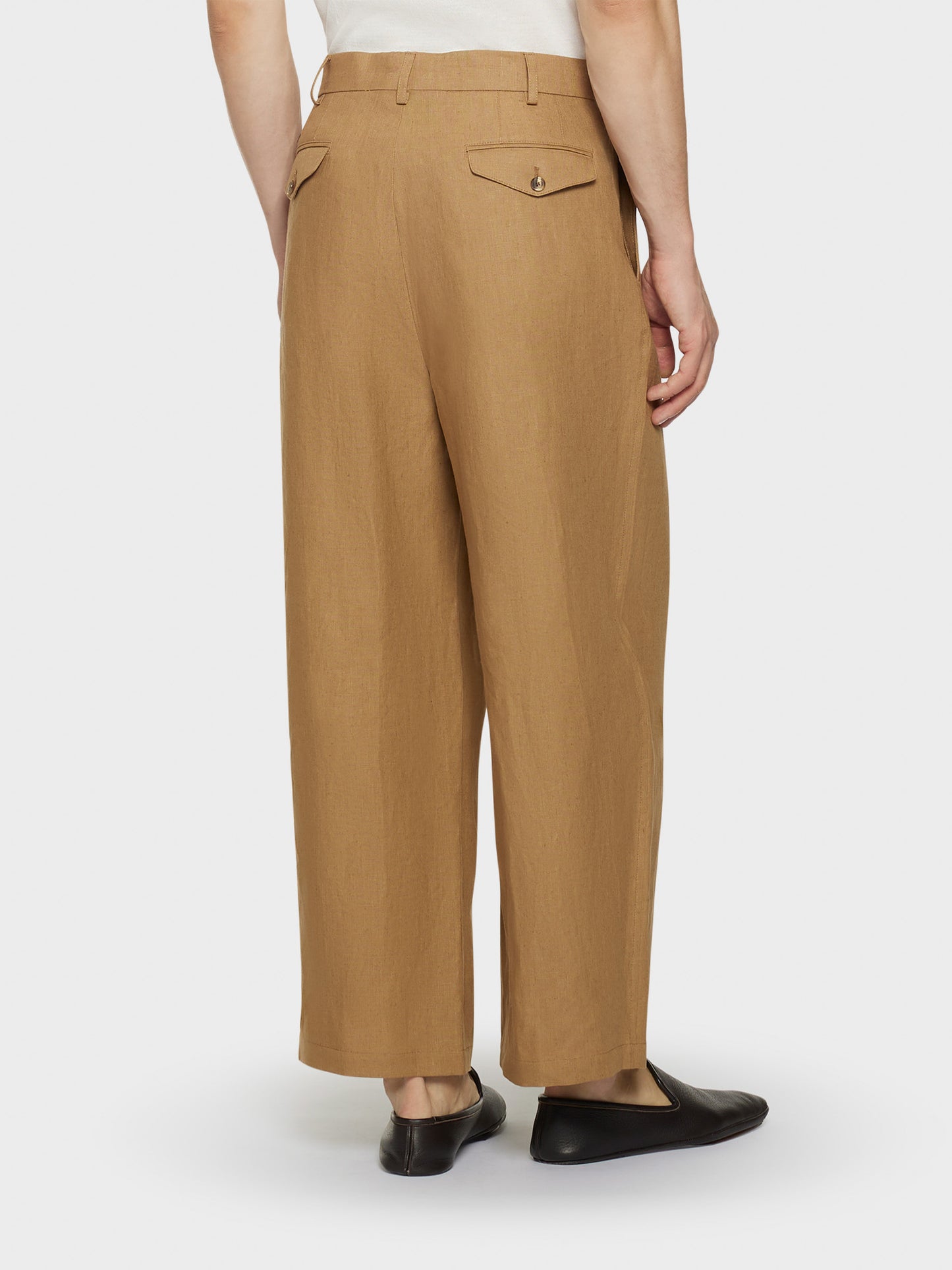 Caruso Menswear Abbigliamento Uomo Pantaloni Pantalone ampio in lino irlandese color cammello look 4