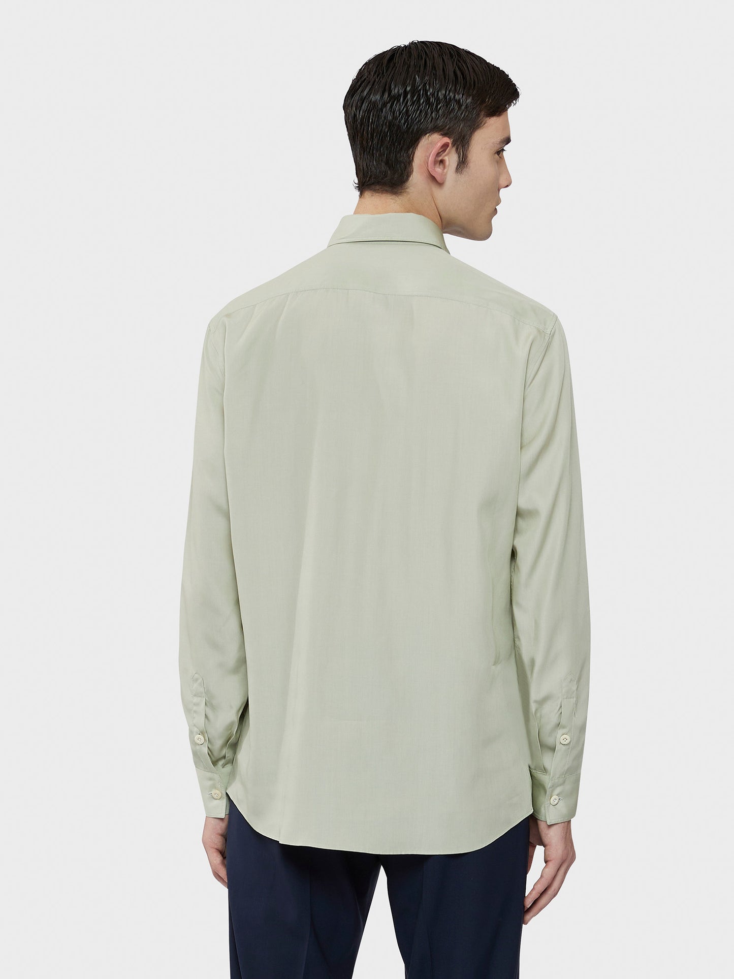Caruso Menswear Abbigliamento Uomo Camicia in tencel colore verde salvia indossato back