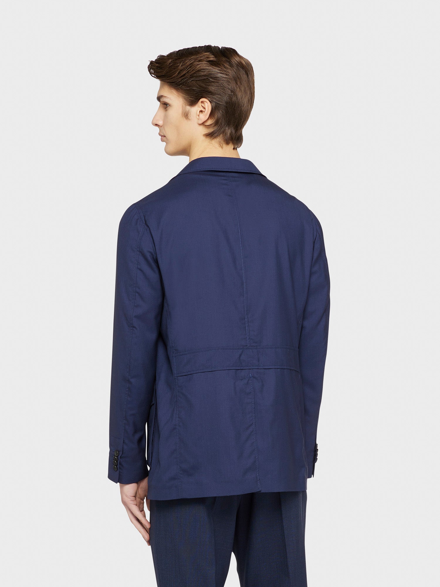 Caruso Menswear Abbigliamento Uomo Giacca Sahariana sfoderata estiva con quattro tasche a toppa di lana seta blu Nuage drop 8R indossato back